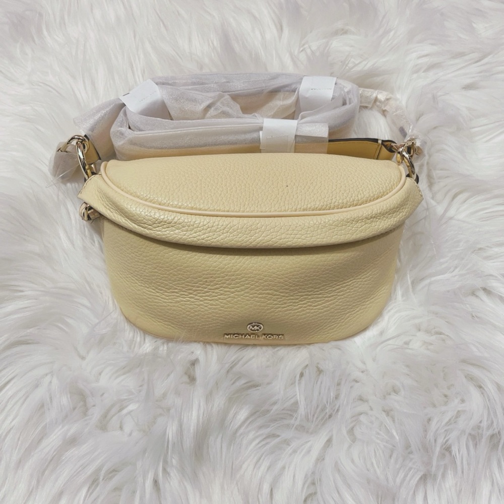 Michael Kors Light yellow bag✨ missing letter